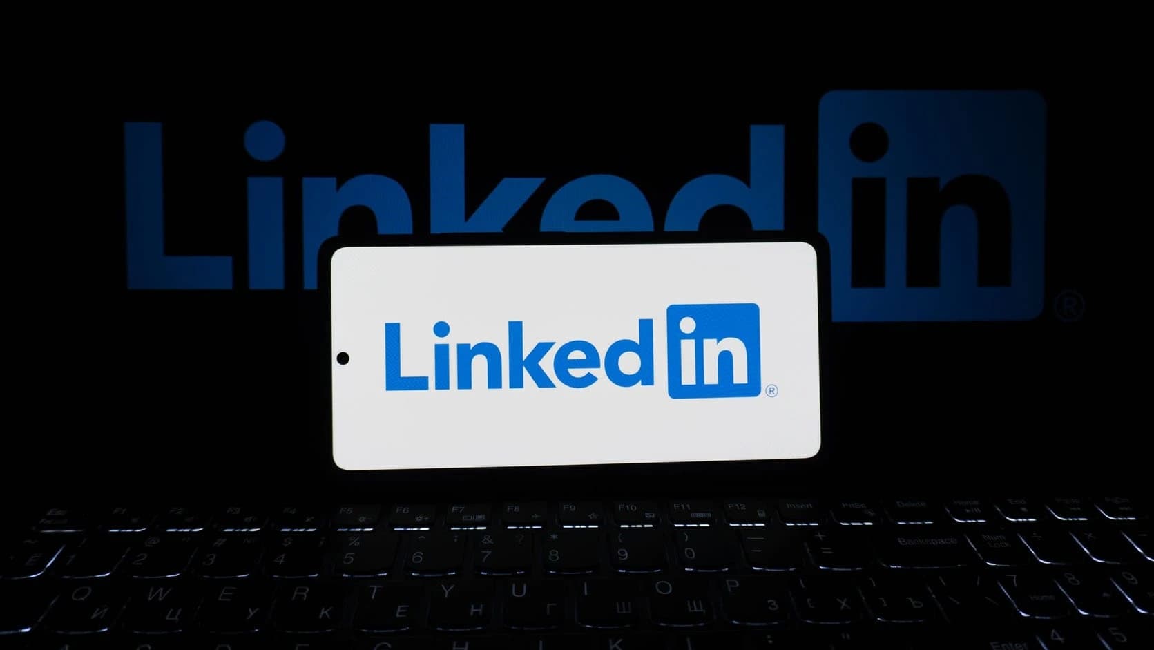 Screen showing a personalized LinkedIn message being sent to a potential client
